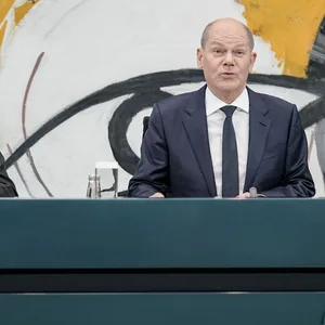 Stephan Weil (vl, SPD), Ministerpräsident von Niedersachsen, Bundeskanzler Olaf Scholz (SPD) und Hendrik Wüst (CDU), Ministerpräsident von Nordrhein-Westfalen