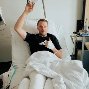 Manuel Neuer im krankenhaus