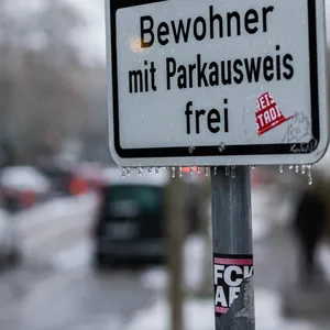 Ein Schild zeigt „Bewohner mit Parkausweis frei“