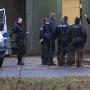 Mit Durchsuchungen in Nordrhein-Westfalen, Niedersachsen und den Niederlanden ging die Polizei am Dienstag gegen den Handel mit illegalen Feuerwerkskörpern vor.