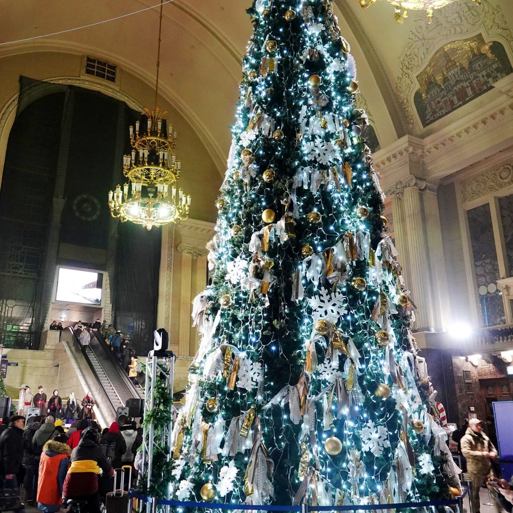 Der leuchtende Weihnachtsbaum im Hauptbahnhof in Kiew