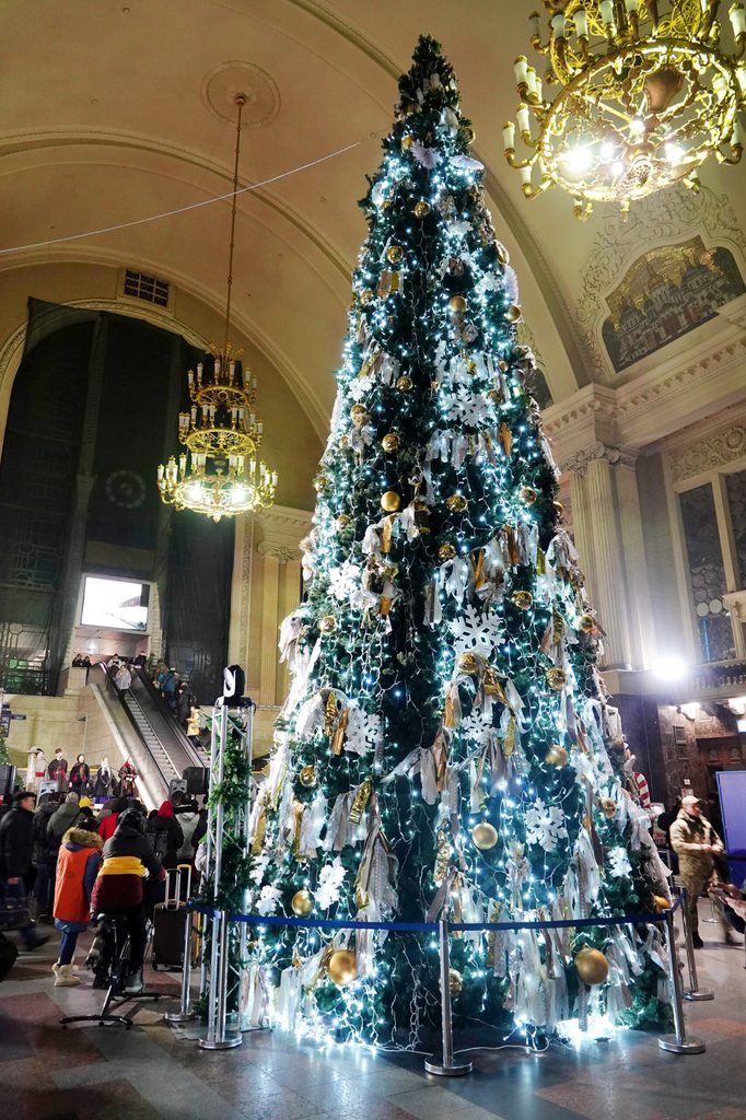 Der leuchtende Weihnachtsbaum im Hauptbahnhof in Kiew