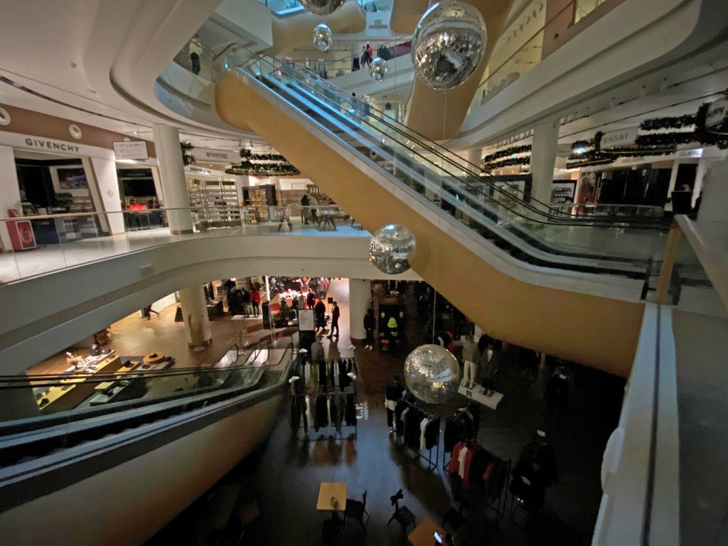 m Kaufhaus Tsum im Stadtzentrum ist die Beleuchtung nach den russischen Angriffen auf die Energie-Infrastruktur spärlich.