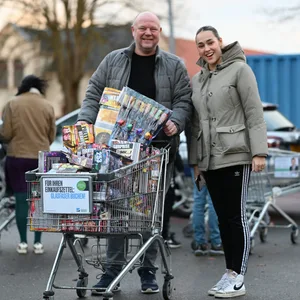 Dave und Lara van Zetten sind für deutsches Feuerwerk extra aus Den Helder angereist und haben sich den Einkaufswagen voll gemacht.
