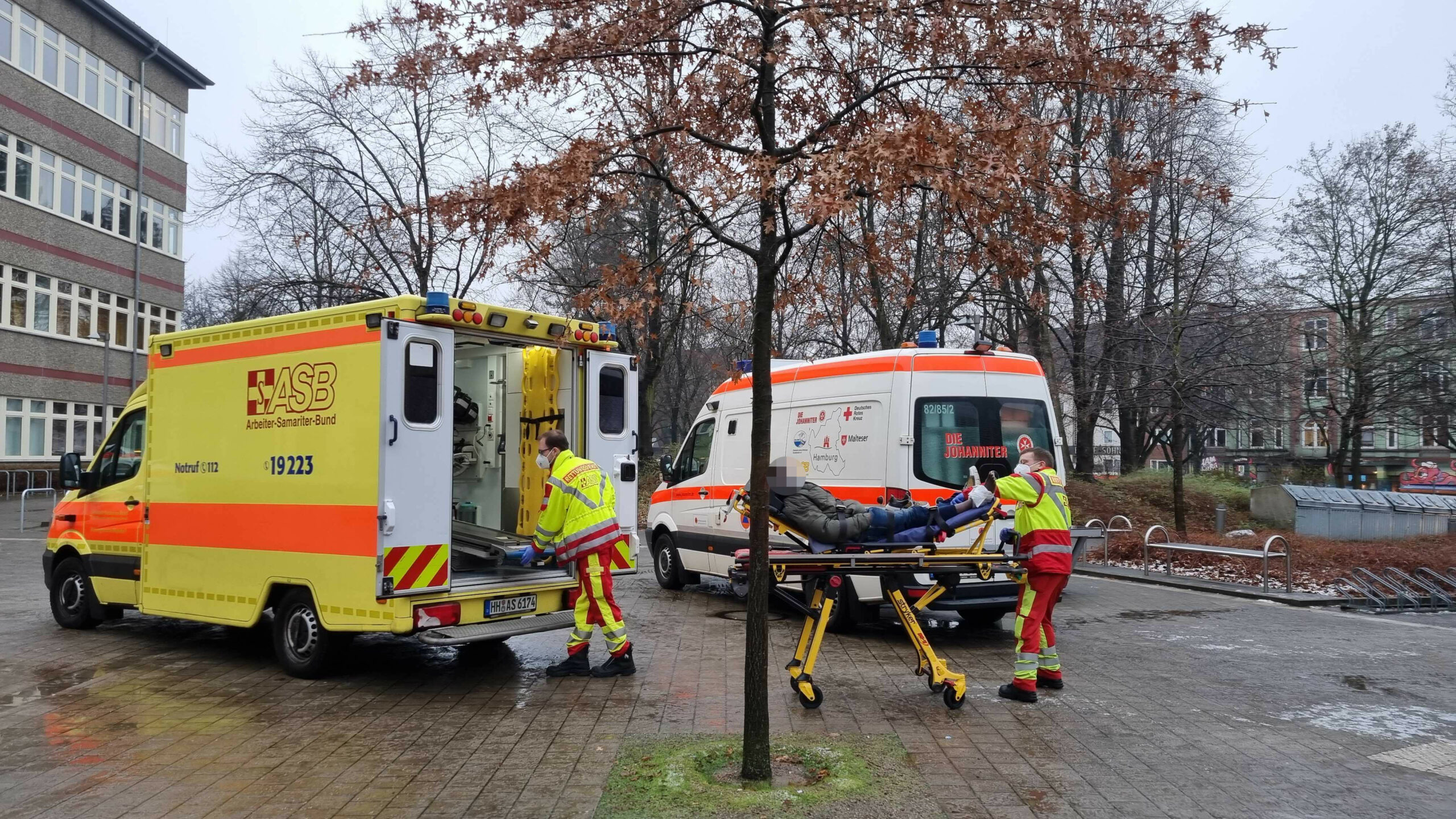 Rettungssanitäter bringen einen Verletzten ins Sichtungszentrum an der Budapester Straße.