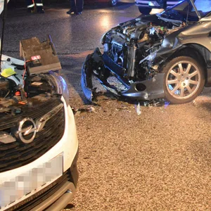An einer Ampelkreuzung in Schwarzenbek stießen 2 Pkw zusammen.