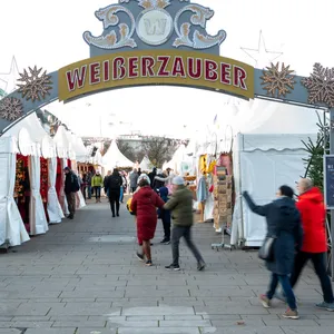 Der Weihnachtsmarkt „Weißer Zauber“ auf dem Jungfernstieg.