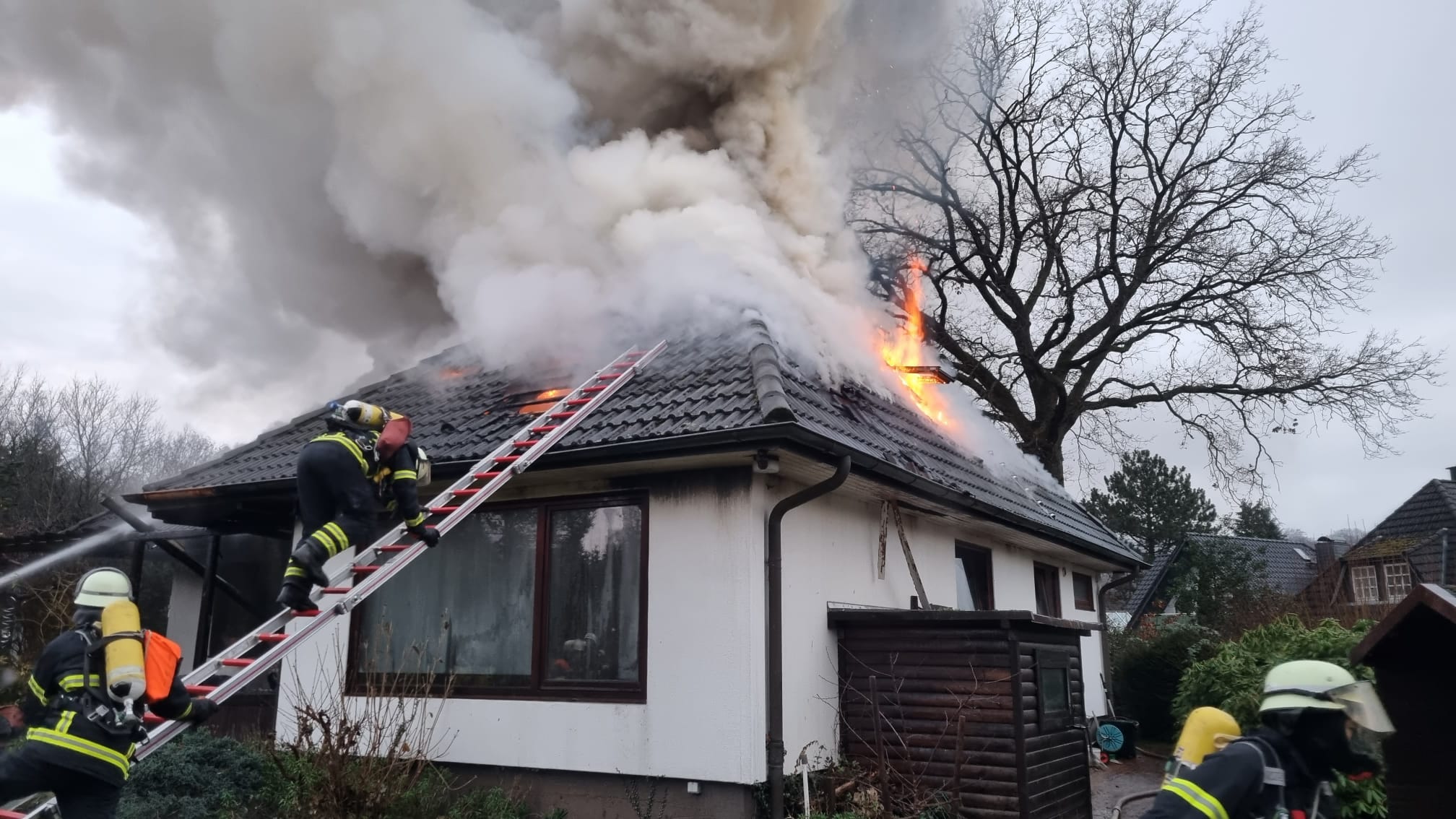 Dach eines Bungalow in Flammen – 70 Feuerwehrmänner im Einsatz