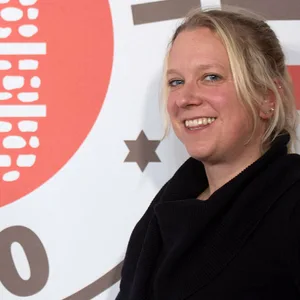 St. Paulis Aufsichtsratvorsitzende Sandra Schwedler vor dem Logo