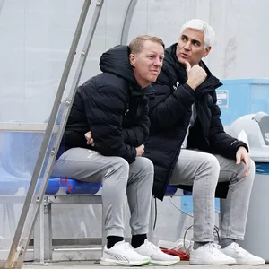 Timo Schultz und Andreas Bornemann auf der St. Pauli-Bank