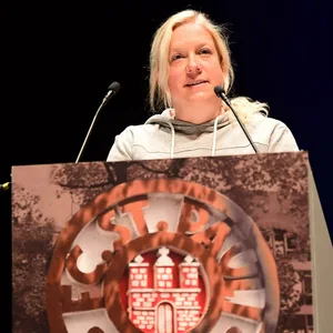 Die Wiederwahl von Aufsichtsrats-Chefin Sandra Schwedler gilt als wahrscheinlich. Mindestens vier der sieben Plätze in dem Gremium werden aber neu besetzt.