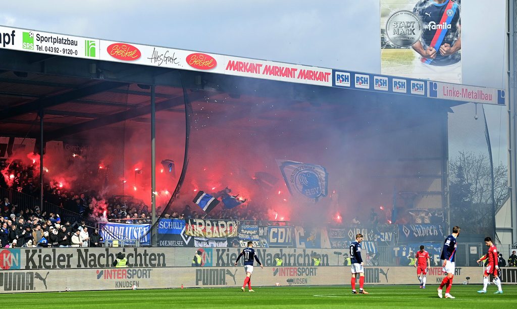 HSV-Fans zünden Pyrotechnik in Kiel