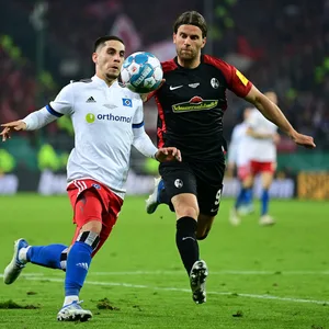 HSV-Talent Ludovit Reis (l./gegen Freiburgs Lucas Höler) steht im Fokus mehrerer Bundesligaklubs.