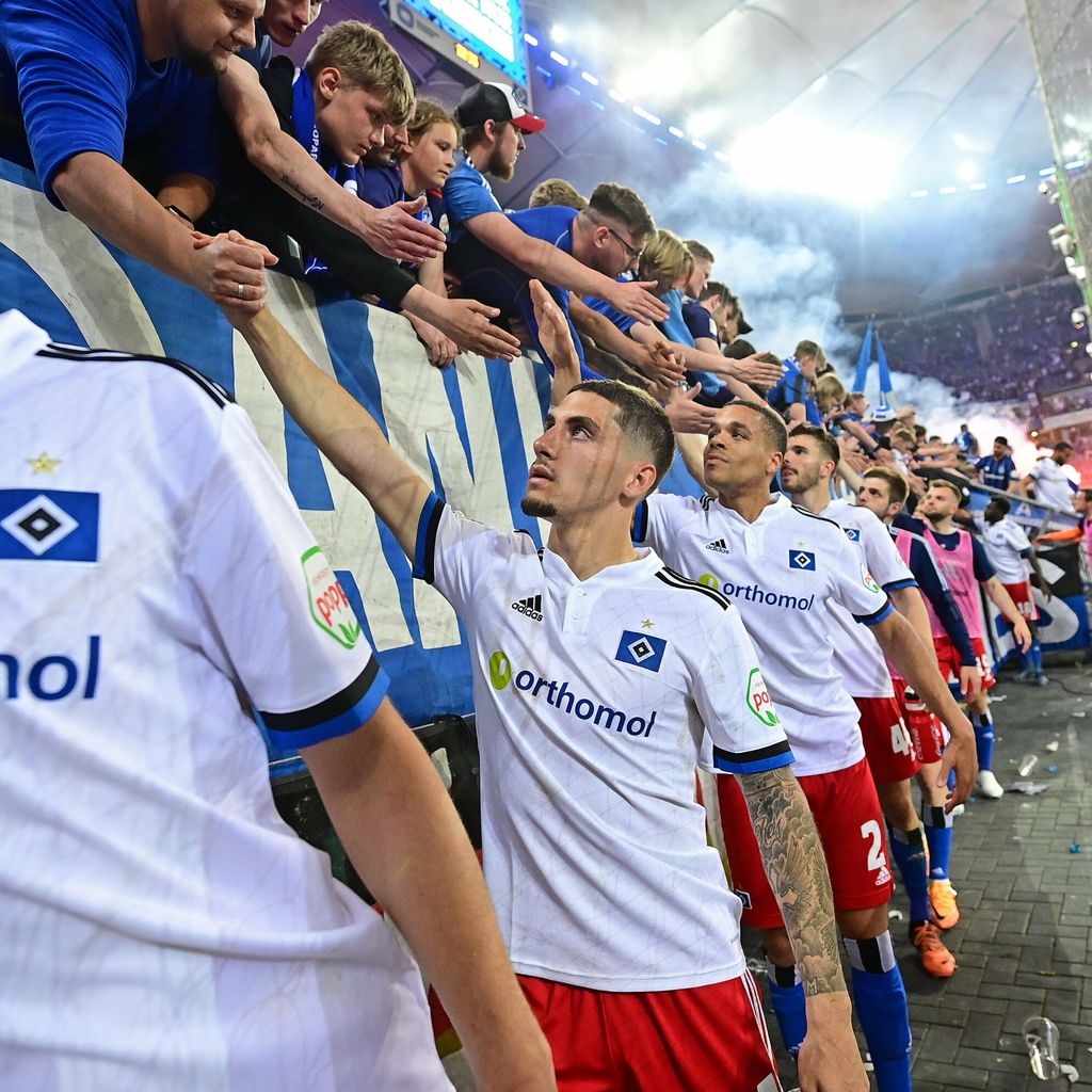 HSV-Profis klatschen mit dem Fans nach der Relegations-Niederlage ab