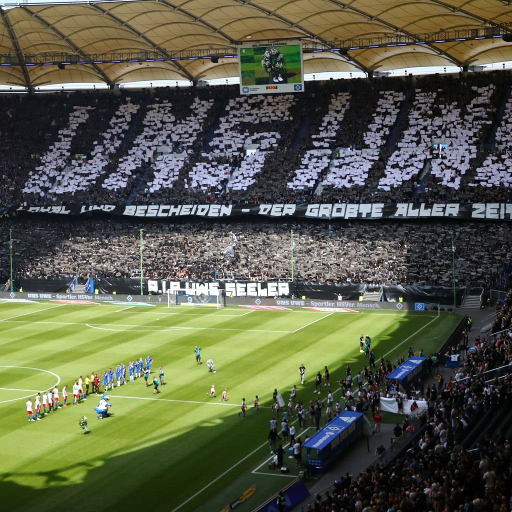 HSV-Fans mit Choreographie für Uwe Seeler im Stadion