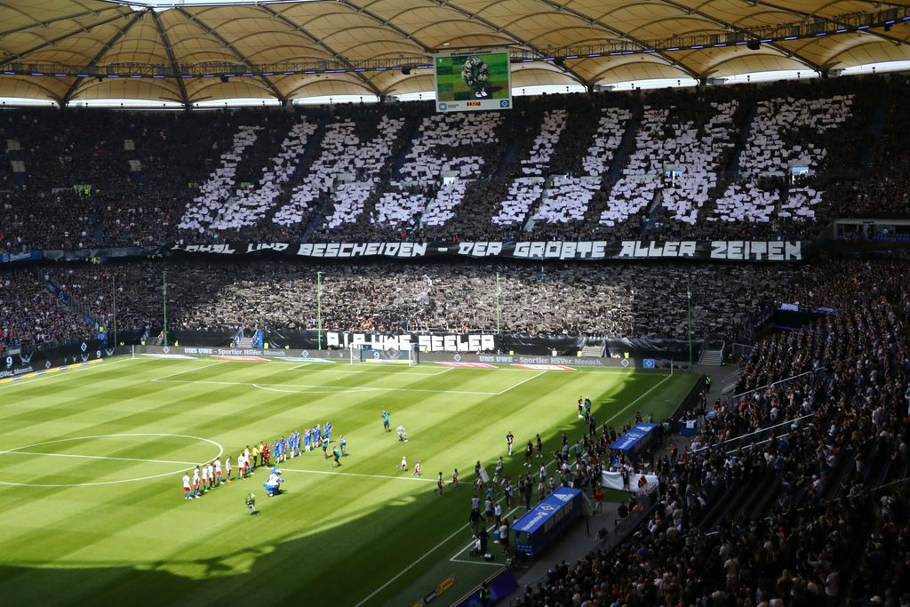 HSV-Fans mit Choreographie für Uwe Seeler im Stadion