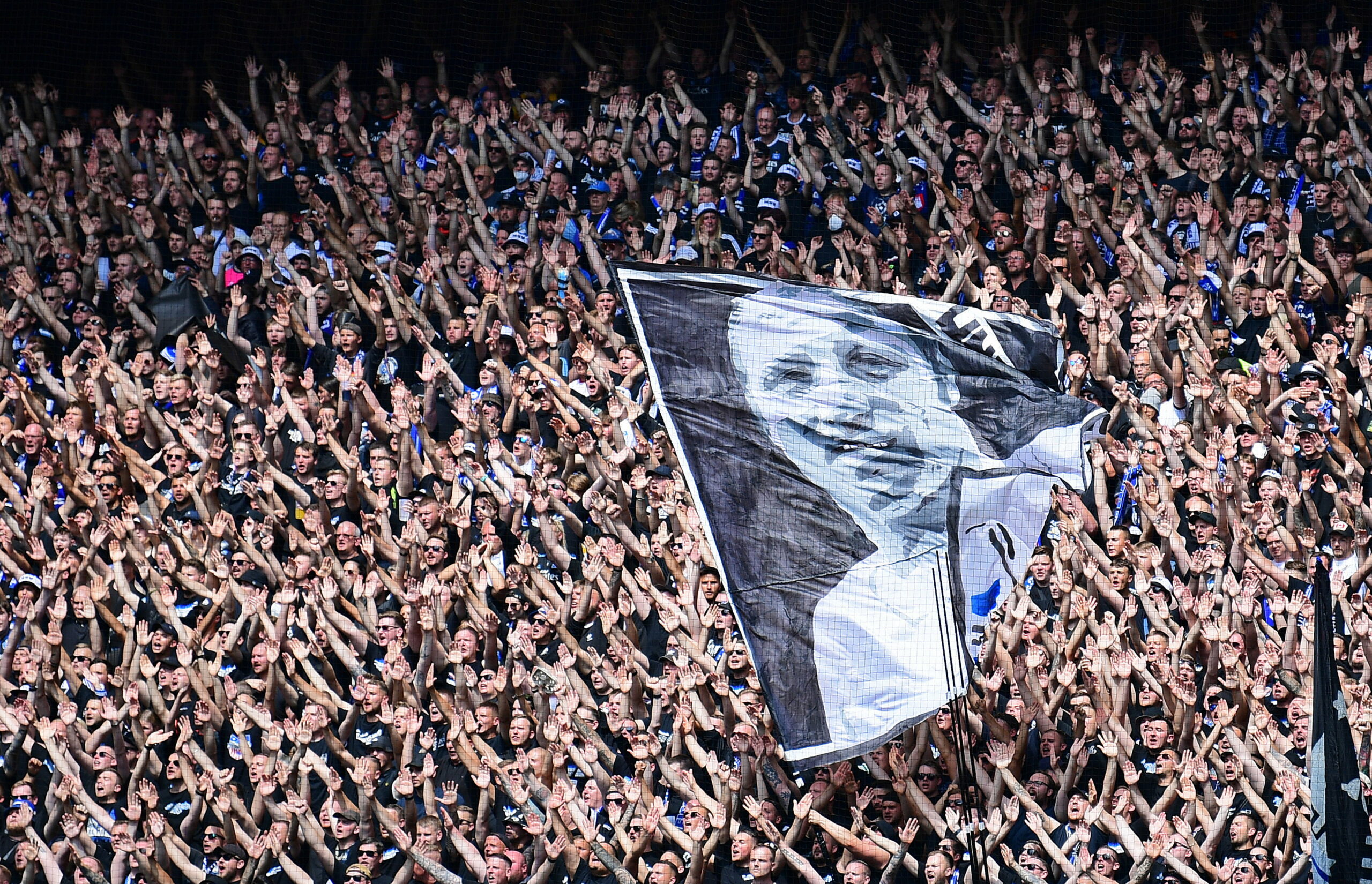 HSV-Fans beim Gedenken an Uwe Seeler mit einer Fahne