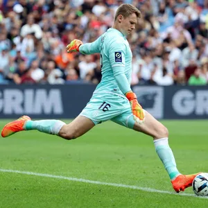 Alexander Nübel führt einen Abstoß aus