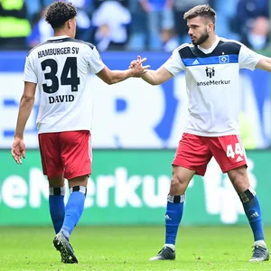 Jonas David klatscht mit Mario Vuskovic ab.