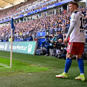 Sonny Kittel kurz einem Eckstoß im Volksparkstadion