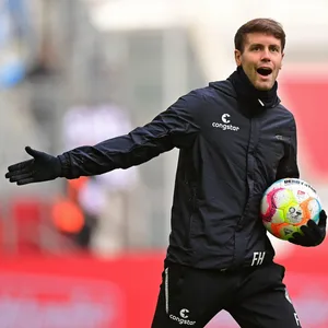 Fabian Hürzeler gibt beim St. Pauli-Training Anweisungen.