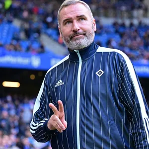 HSV-Trainer Tim Walter zeigt sich gerne mit Bekleidung aus der Vereinskollektion.