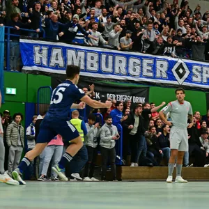HSV-Fans jubeln bei den Futsal Panthers