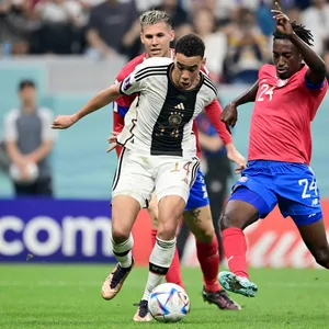 Jamal Musiala dribbelt die Spieler von Costa Rica aus