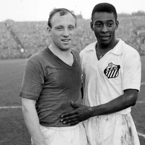 Pelé mit Uwe Seeler beim Freundschaftsspiel im Volksparkstadion