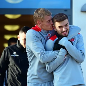 Eric Smith knuddelt Betim Fazliji auf St. Paulis Trainingsgelände.