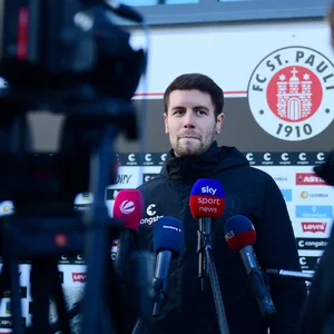 Fabian Hürzeler in der Medienrunde am Trainingsgelände des FC St. Pauli