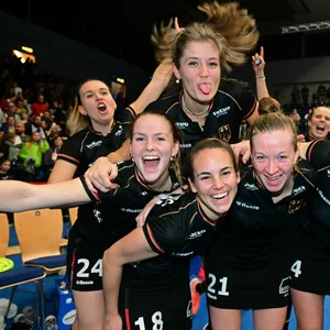 Deutschlands Hockey-Frauen bejubeln den Titelgewinn bei der Hallen-EM in Hamburg