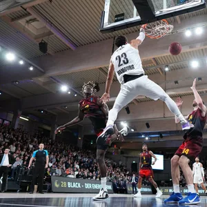 Yoeli Childs beim Dunk