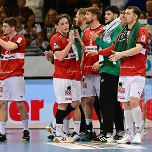 Hamburger Handballer klatschen nach Schlusspfiff