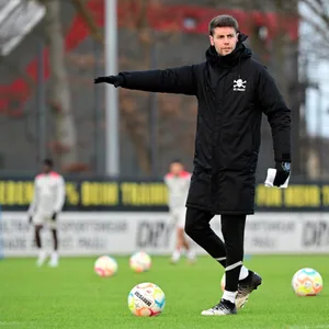 Fabian Hürzeler spricht bei seinen bisherigen Änderungen bei St. Pauli von „Kleinigkeiten“, die allerdings, auch gepaart mit Anpassungen bei fußballerischen Inhalten, nicht zu unterschätzen seien.