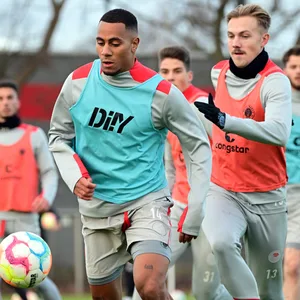Etienne Amenyido und Lukas Daschner im St. Pauli-Training