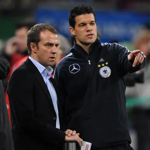 Ex-DFB-Kapitän Michal Ballack 2009 mit dem damaligen Co-Trainer Hansi Flick