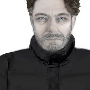 Nach diesem Mann fahndet die Polizei. Eine Frau will gesehen haben, wie er im Rathaus eine Waffe trug.