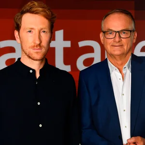 Louis Klamroth (l.) moderiert ab heute den ARD-Talk „Hart aber fair“. Frank Plasberg schaut nach 21 Jahren nur noch aus der Fernseh-Rente zu.