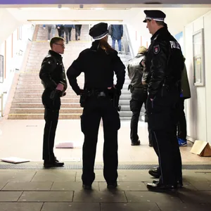 Mann fällt in Hammerbrook auf Gleise und rettet sich waghalsig