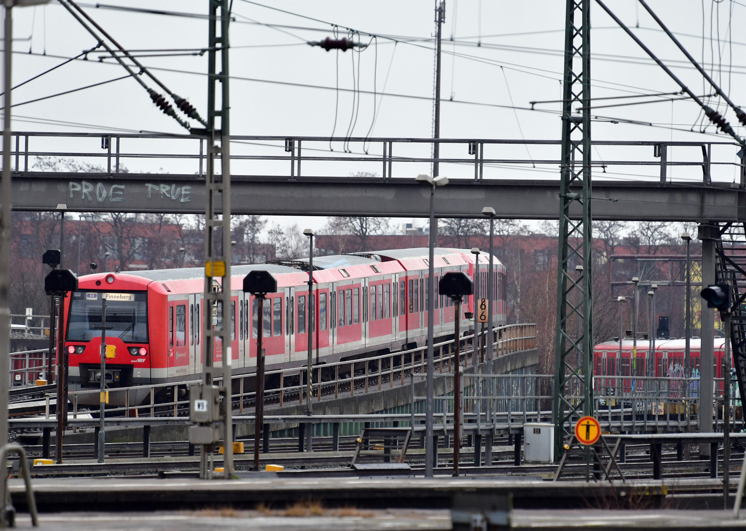 Eine S-Bahn der Linie 3 fährt aus dem Bahnhof Altona in Richtung Pinneberg.