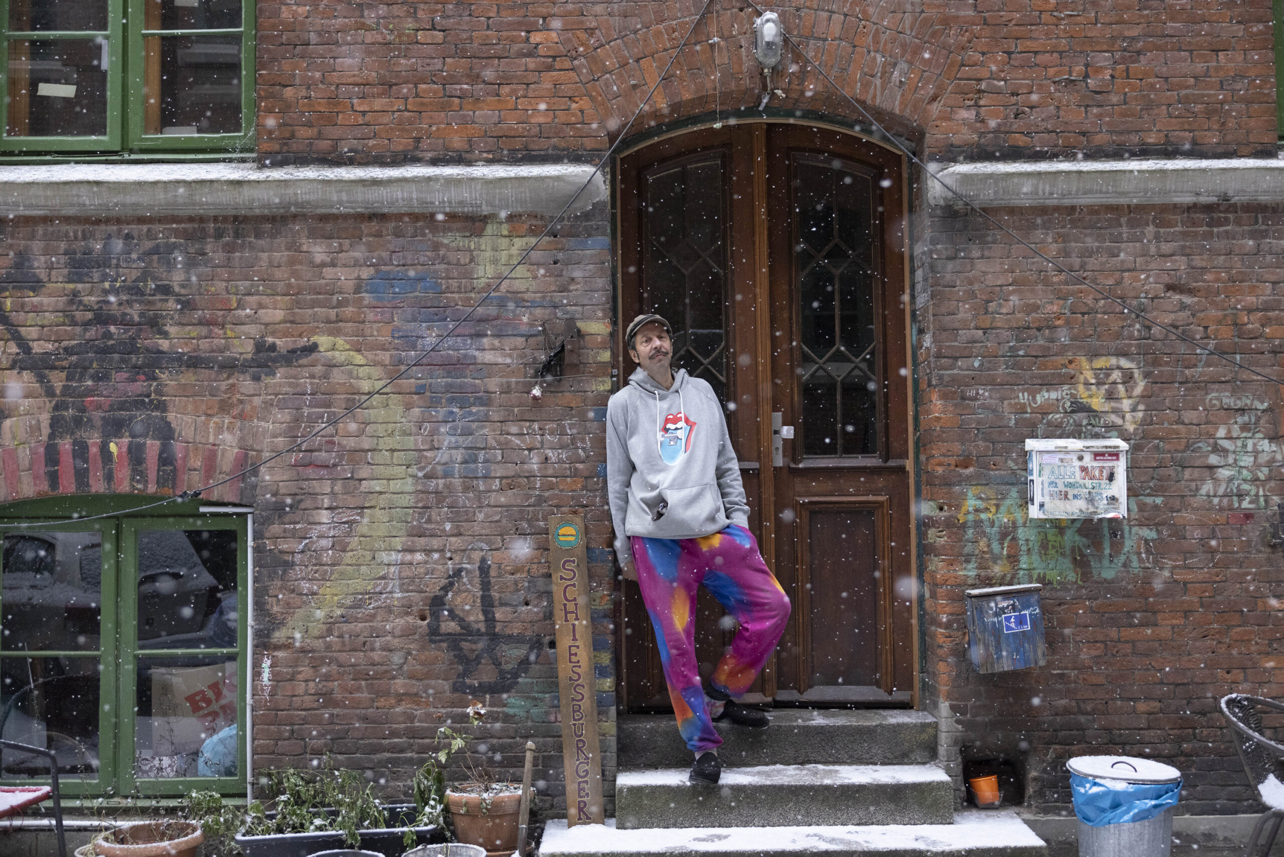 Timo Strohmann (51) vor dem „John-Lennon-Haus“ an der Wohlwillstraße. Hier lebt er in einem selbst verwalteten Wohnkollektiv.