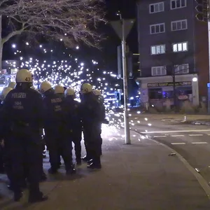 In Harburg beschossen sich Menschen erst untereinander, dann wurde auch auf Polizisten gezielt.