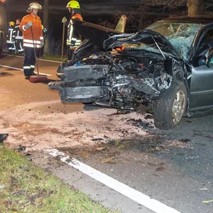 Im Norden – Auto kracht gegen Baum - ersthelfer retter Fahrer