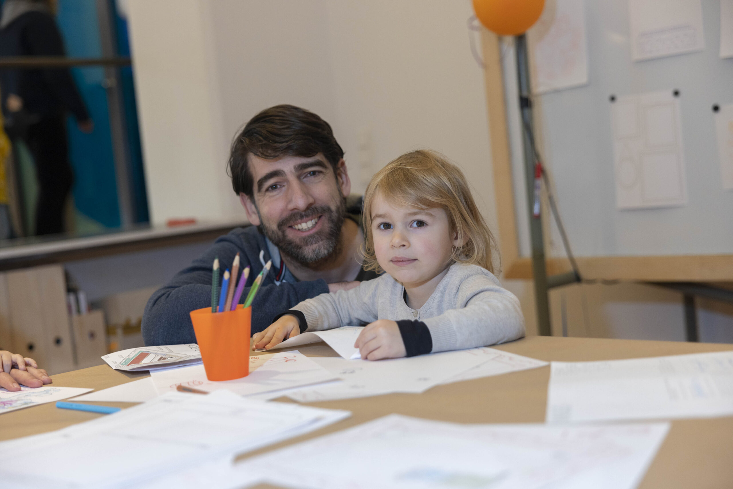 Christian Köster (44) und seine Tochter Greta Gisdon (3) malen beim Aktionstag im Museum für Kunst und Gewerbe.
