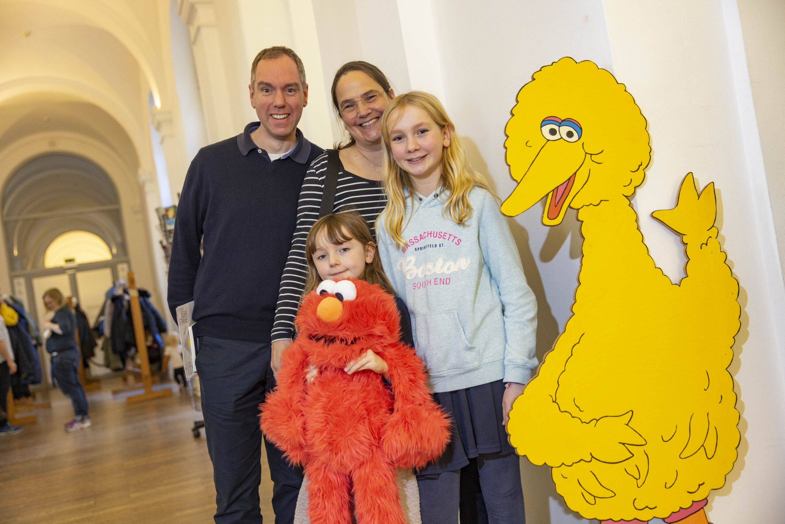 Emmi (7), Lilli (11), Daniel und Christine Eggers mit dem Elmo-Kuscheltier.