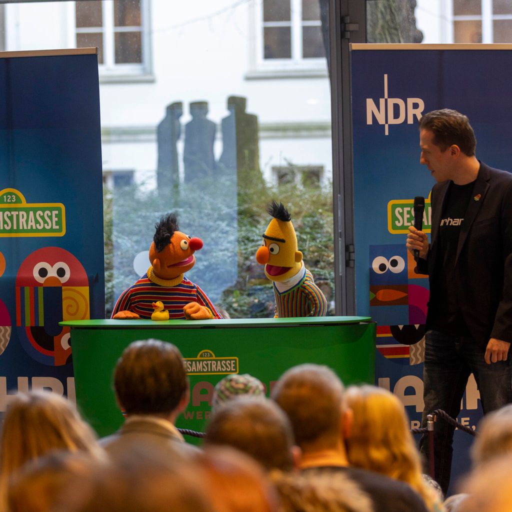 Die Kinder konnten Ernie und Bert beim „Sesamstraßen“-Aktionstag Fragen stellen.