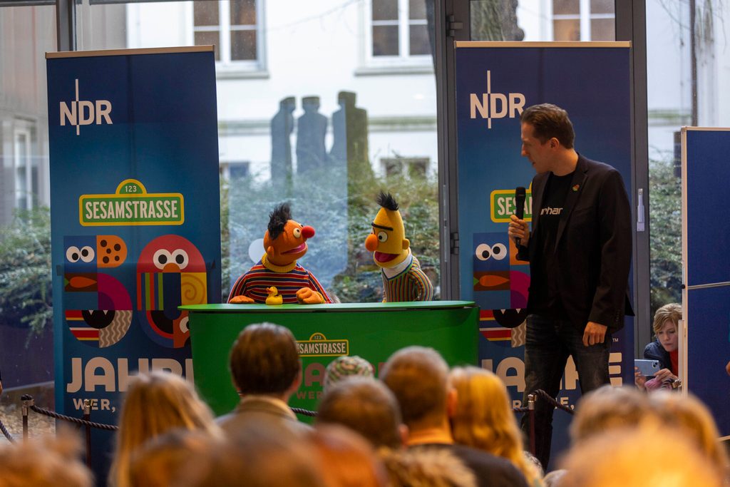 Die Kinder konnten Ernie und Bert beim „Sesamstraßen“-Aktionstag Fragen stellen.