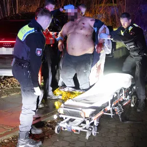 Rettungskräfte helfen dem schwer verletzten Mann in Tonndorf