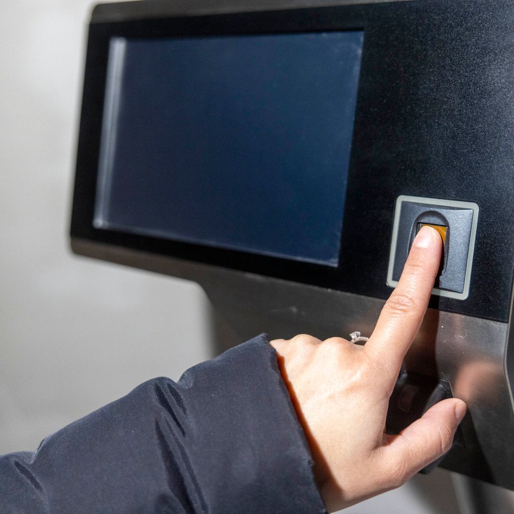 Das Ausgabefach in der Kunden-Kabine ist mit Fingerabdruck-System gesichert.